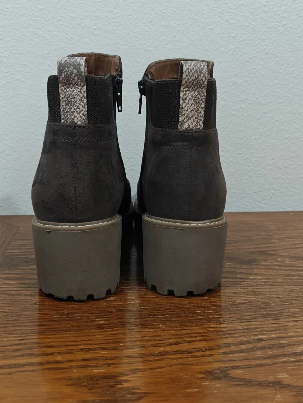 Universal Thread Women's Taci Wedge Chelsea Boots Size 9 Wide Brown Fall Neutral